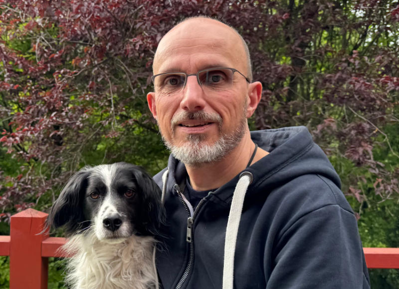 emmrich-tierpsycholge Dirk Emmrich mit seinem Hund in einem Park